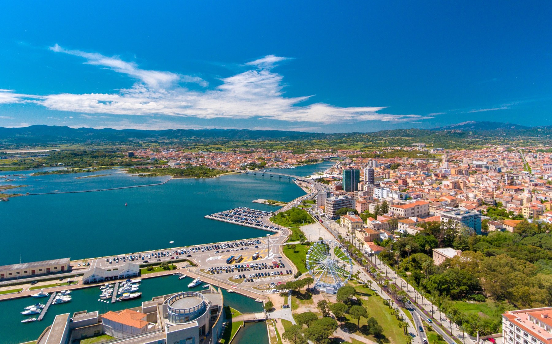 Veduta aerea della città e del golfo di Olbia